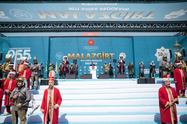 Cumhurbaşkanı Erdoğan'dan Malazgirt'te kritik mesaj: Atımızın kuyruğunu bağladık