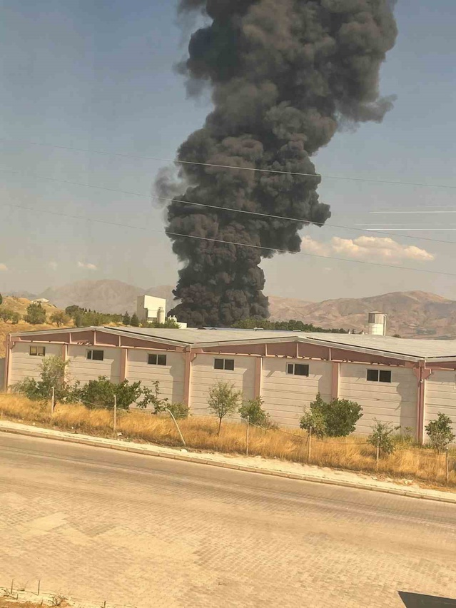 Elazığ'da Fabrikada Yangın Çıktı