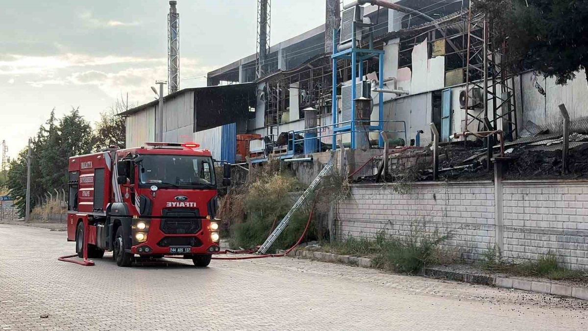 Elazığ’da yalıtım fabrikasında çıkan yangın 3,5 saatlik çalışmayla söndürüldü