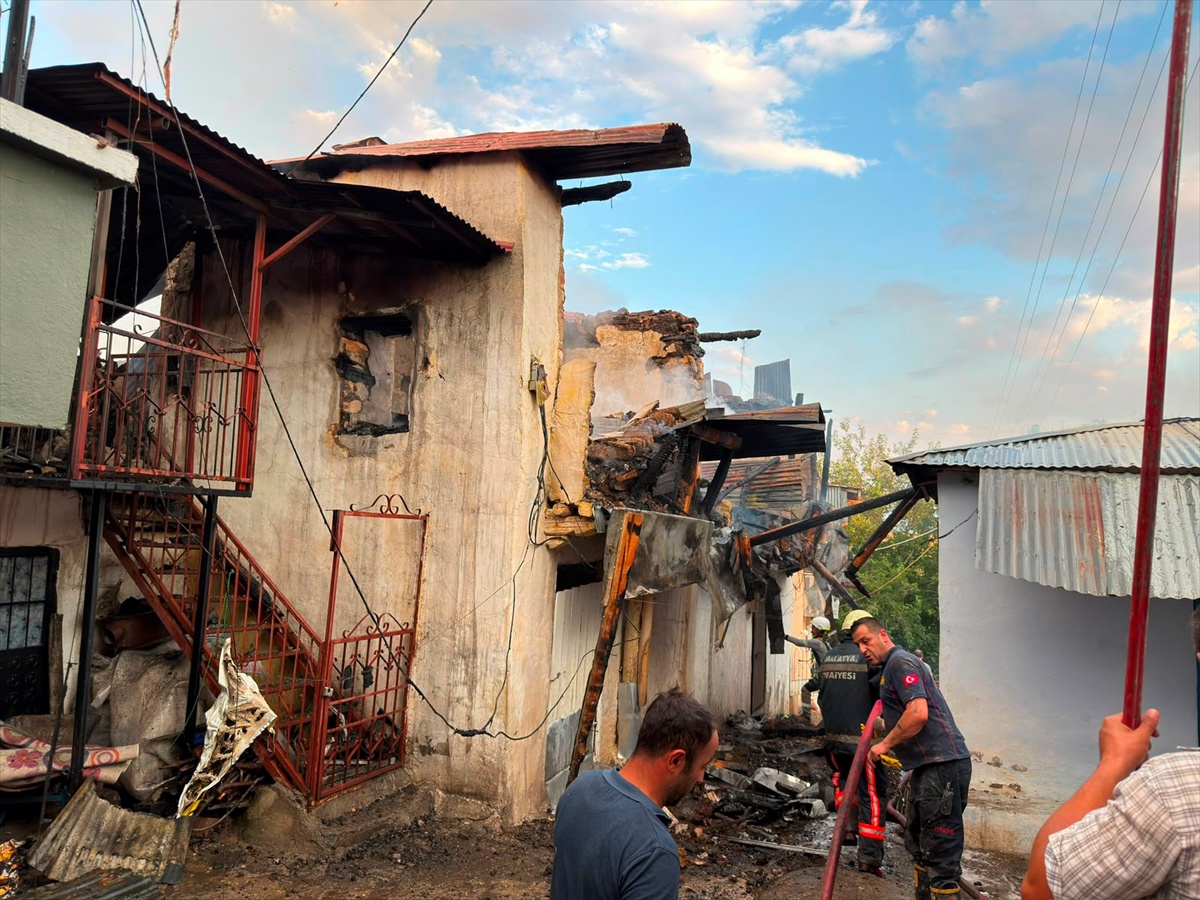 Kemaliye'de Yangın: 8 Ev Yanarak Kullanılamaz Hale Geldi