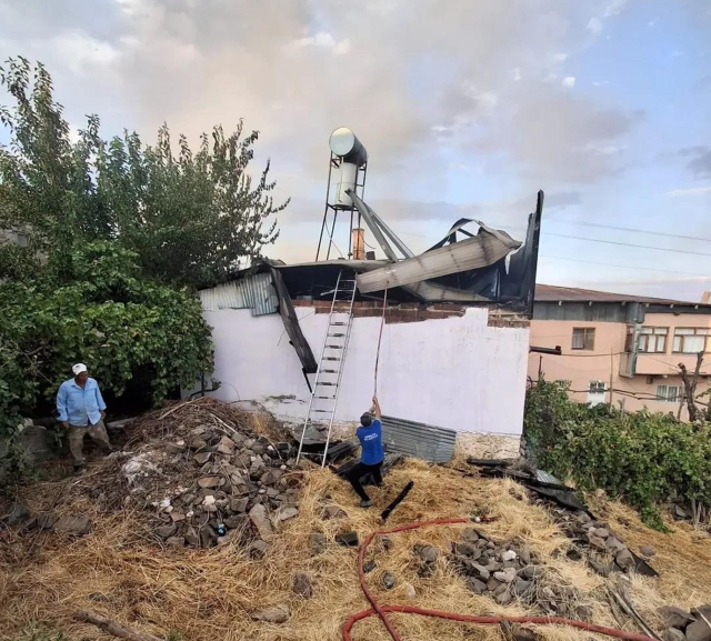 Erzincan’da köyde çıkan yangında 8 ev kullanılamaz hale geldi