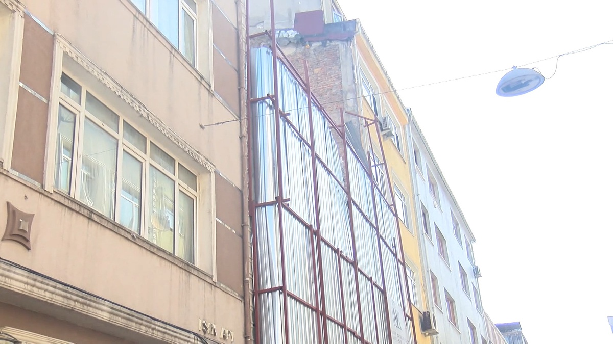 Fatih'te Yıkımda Kısmi Çökmeyle Yaralılar Var