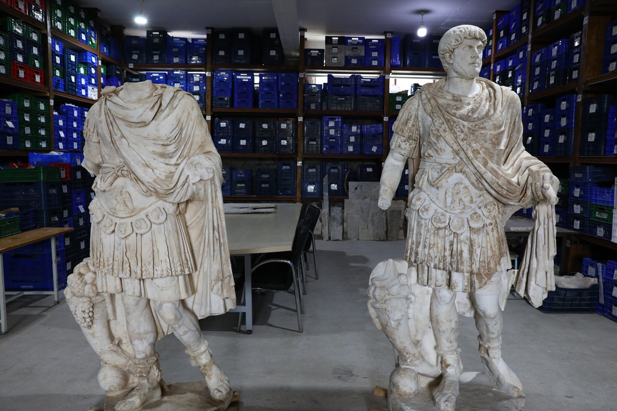 Kibyra'da Hadrianus Heykeli Yeniden Ayağa Kalktı