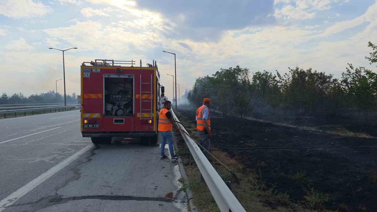 Havsa’da anız yangını otobanı dumana bürüdü