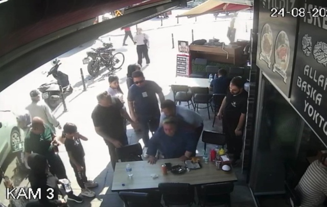 Polisin Heimlich manevrası kadının hayatını kurtardı: O anlar kamerada