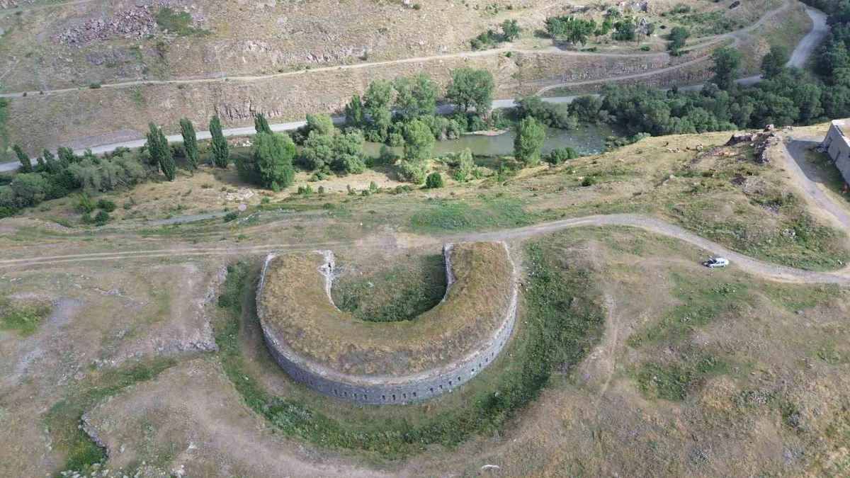 Kars'ın 200 Yıllık Gemli Tabya'sı Koruma Bekliyor