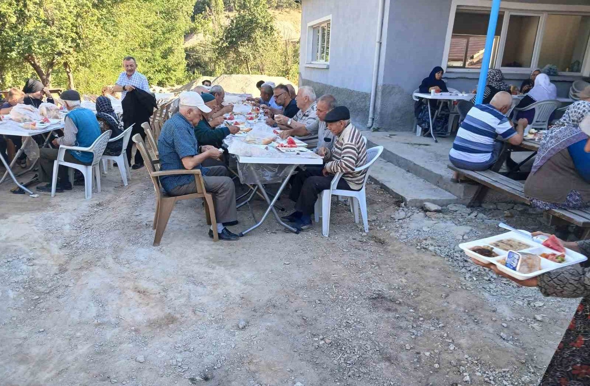 Şeyh Çakır Türbesi'nde Hayır Yemeği