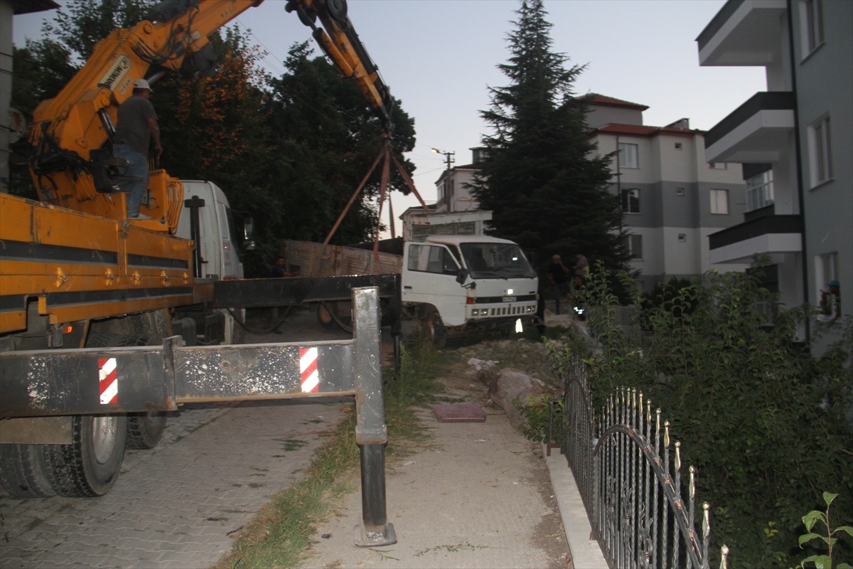 El Freni Boşalan Kamyoneti Durdurmaya Çalışan Genç Yaralandı