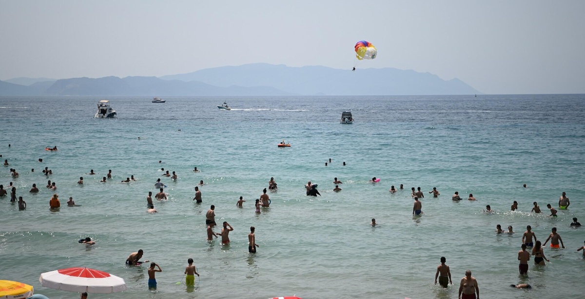 Kuşadası'nda Sıcak Hava Plajları Doldurdu