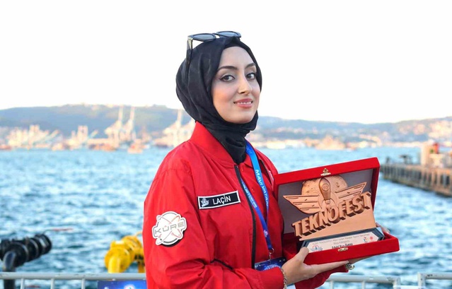 Elif Laçin, TEKNOFEST'te Edebi Yazı Ödülü Aldı