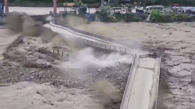 Nepal'de Heyelan: 8 Ölü, 384 Kayıp