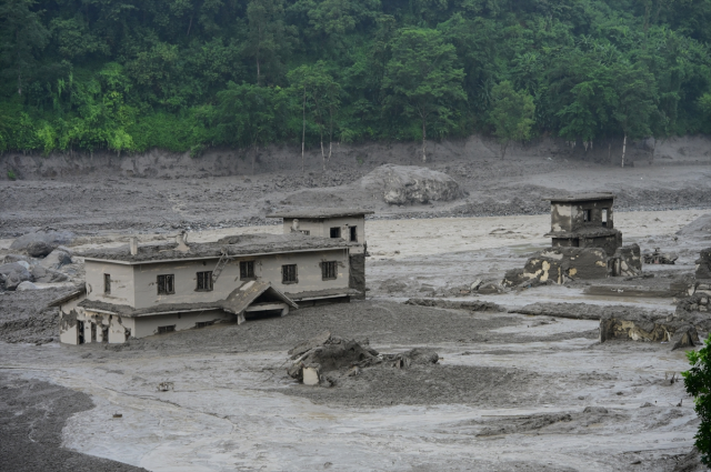 Nepal’de sel felaketinde bilanço saatler geçtikçe ağırlaşıyor, 98 kişi hayatını kaybetti
