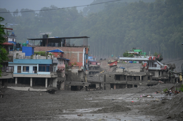 Nepal’de sel felaketinde bilanço saatler geçtikçe ağırlaşıyor, 98 kişi hayatını kaybetti