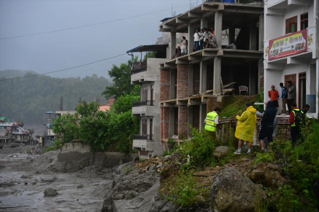 Nepal’de sel felaketinde bilanço saatler geçtikçe ağırlaşıyor, 98 kişi hayatını kaybetti