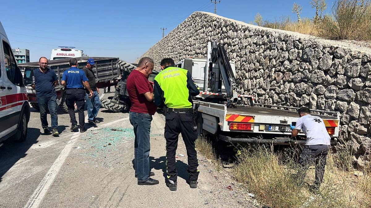 Nevşehir'de Traktör ve Çekici Çarpıştı: 6 Yaralı