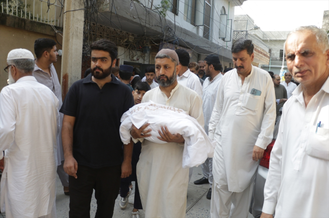 Pakistan'da hastanenin yenidoğan servisinde yangın: 15 bebek hayatını kaybetti