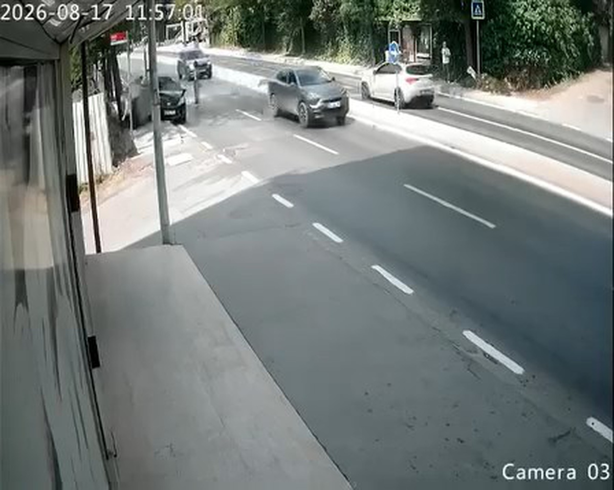 Pendik'te Kaldırıma Çarpan Araç Dede ve Torununu Yaraladı