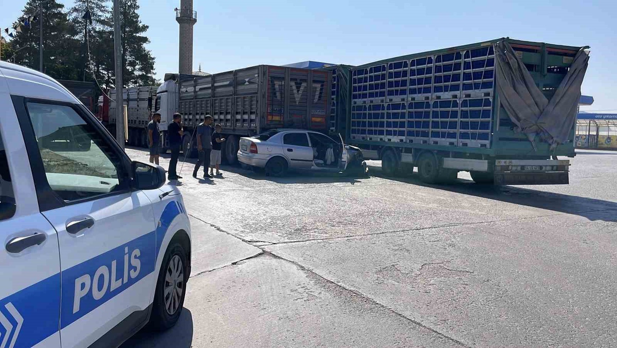 Sivas'ta dur ihtarına uymayan sürücü kaza yaptı