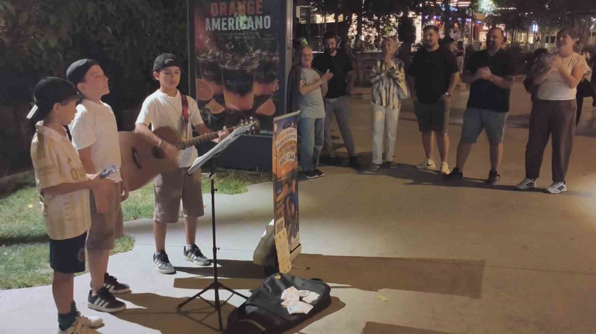 İkiz Müzisyenler Kütahya'da Performans Sergiledi