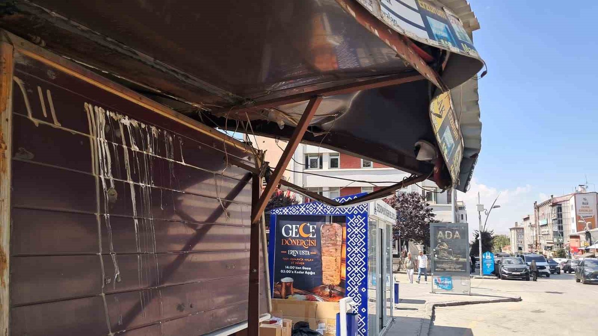 Tarihi Büfeye Otobüs Çarptı
