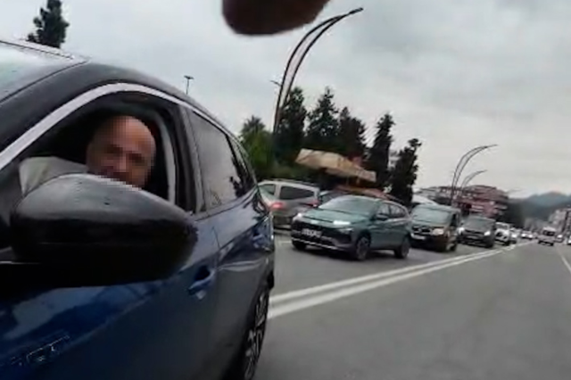 Trafik eşkıyaları dehşet saçtı! Bisikletliyi ezmek üzerelerdi, inip vahşice saldırdılar