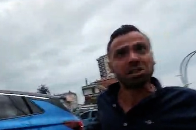 Trafik eşkıyaları dehşet saçtı! Bisikletliyi ezmek üzerelerdi, inip vahşice saldırdılar