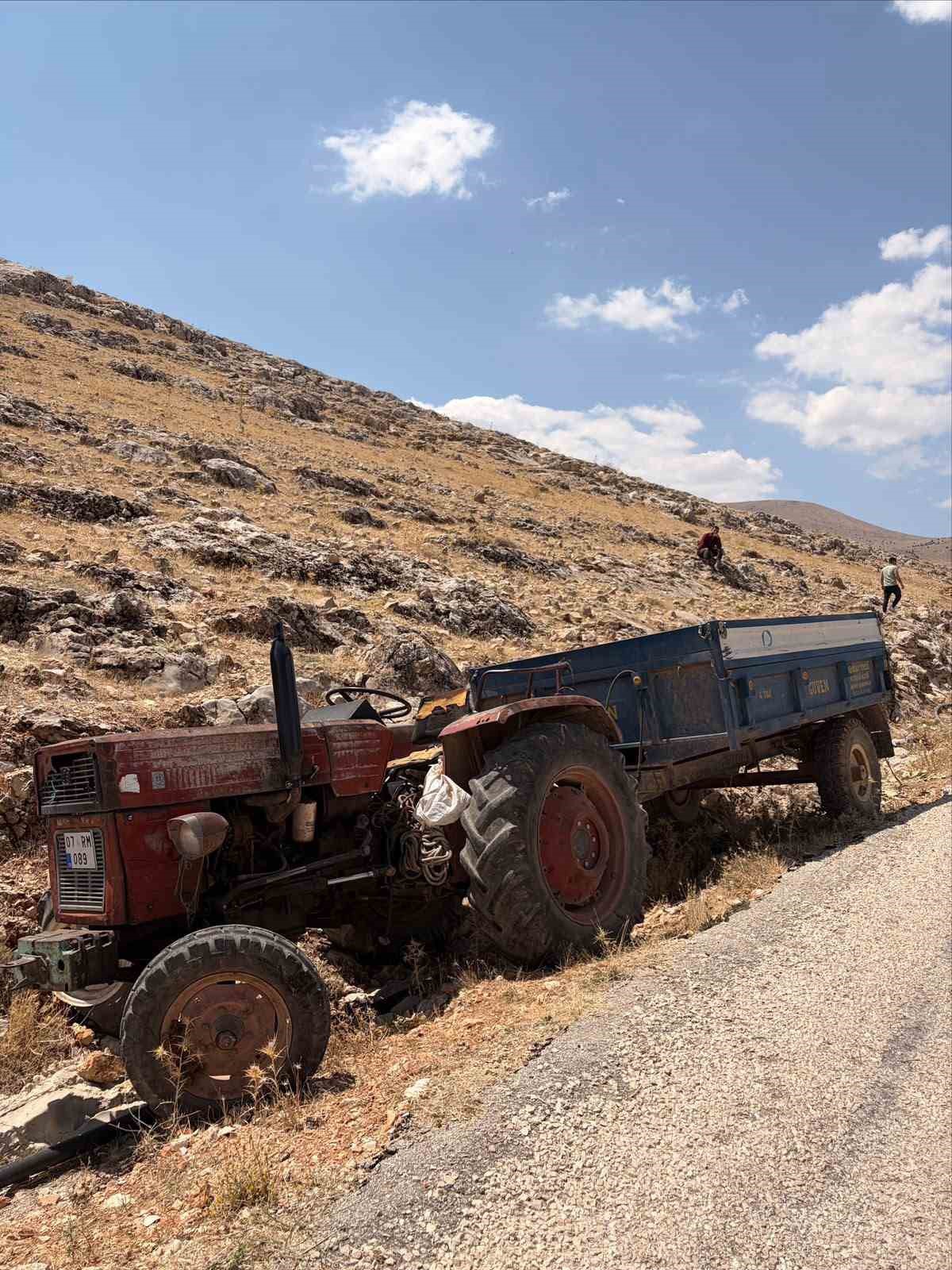 Korkuteli'nde Tır-Traktör Kazası: Sürücü Hayatını Kaybetti