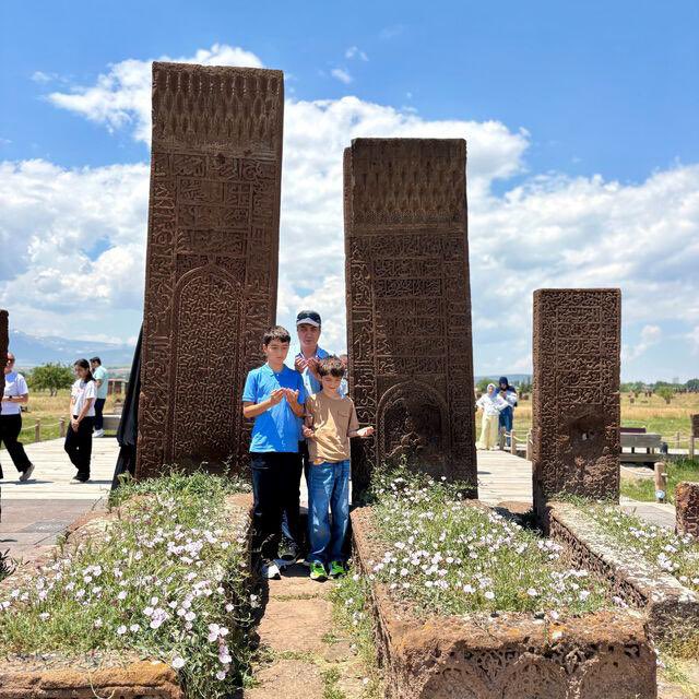 Vadi'nin Polat Alemdar'ı Necati Şaşmaz, çocuklarıyla birlikte Ahlat’ı gezdi