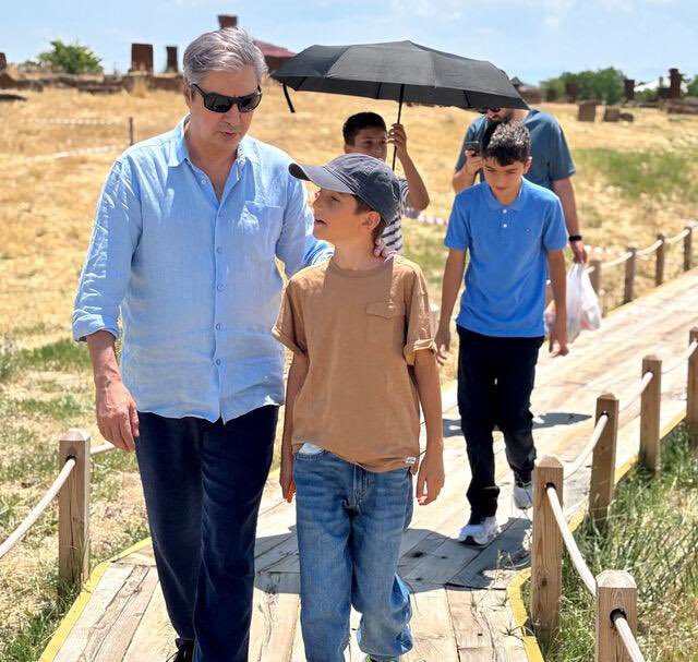 Vadi'nin Polat Alemdar'ı Necati Şaşmaz, çocuklarıyla birlikte Ahlat’ı gezdi