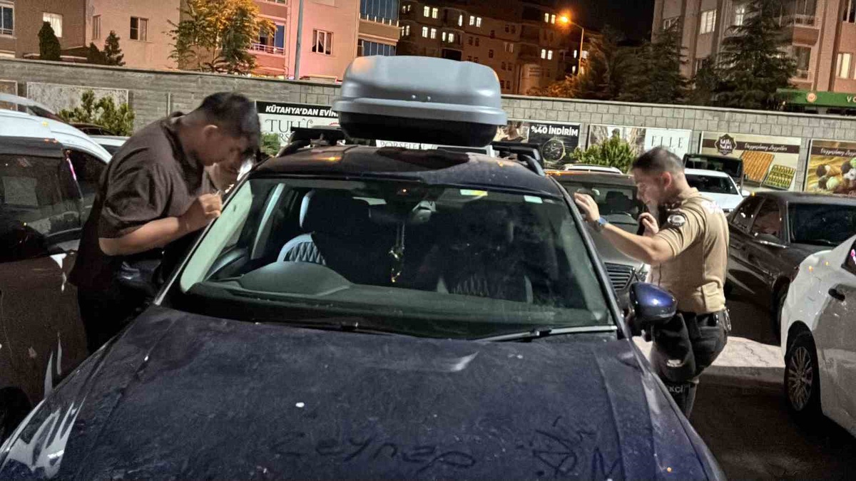 Kilitli Araçta Mahsur Kalan Yaşlı Kadın Kurtarıldı