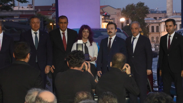 YKS'de Türkiye birincisi olan 3 öğrenciye Togg hediye edildi