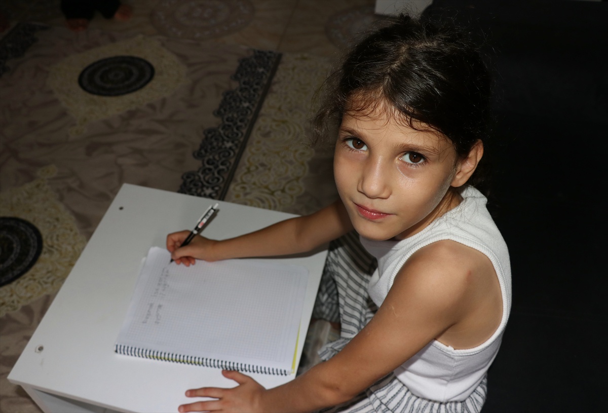 Aile, Kızları İçin İşitme Cihazı Yardımı Bekliyor