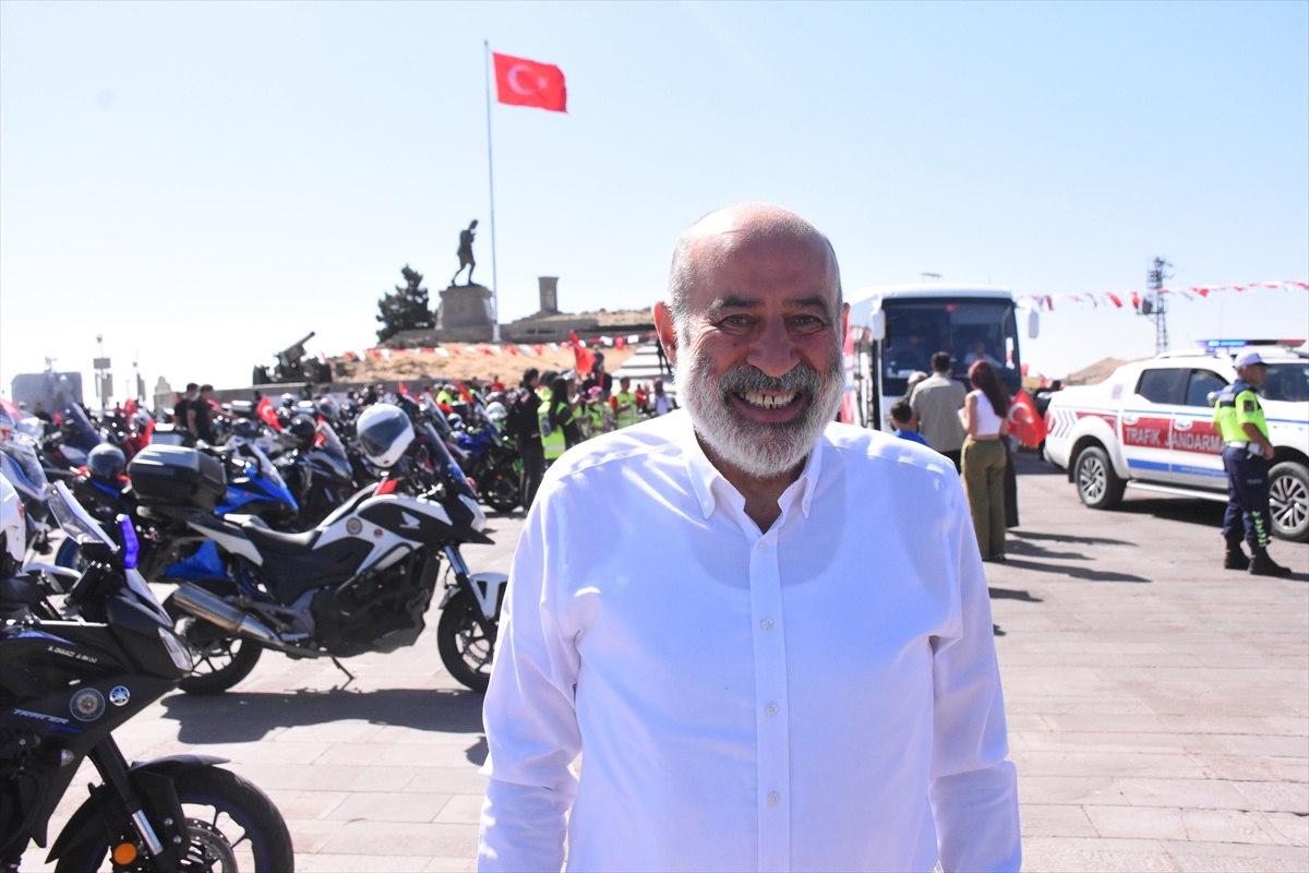 Motosiklet tutkunlarından Kocatepe'de Zafer Sürüşü