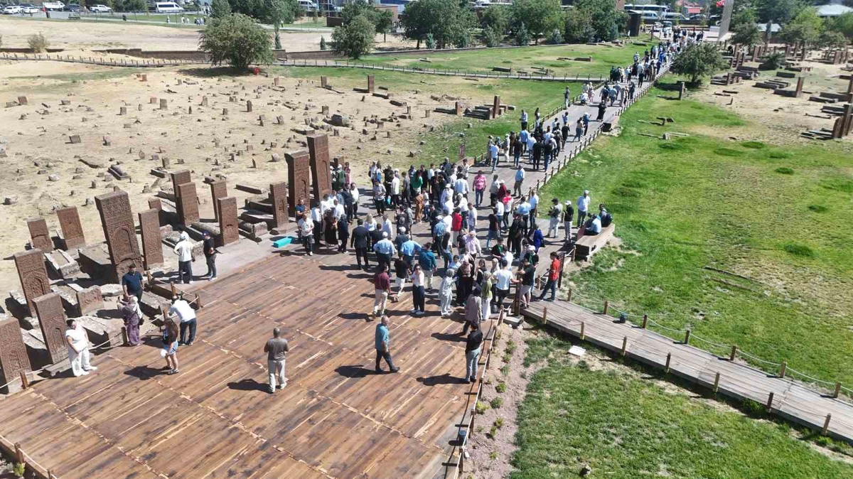 Ahlat Selçuklu Mezarlığı'na 955. Yıl Dönümünde Yoğun İlgi