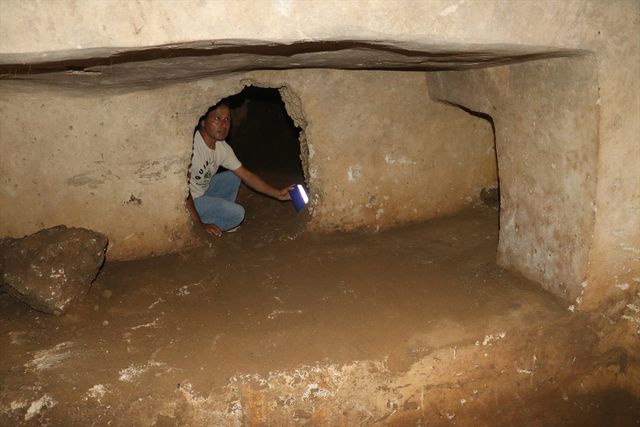 Aigeai Antik Kenti'nde 10 Helenistik Dönem mezarı gün yüzüne çıkarıldı