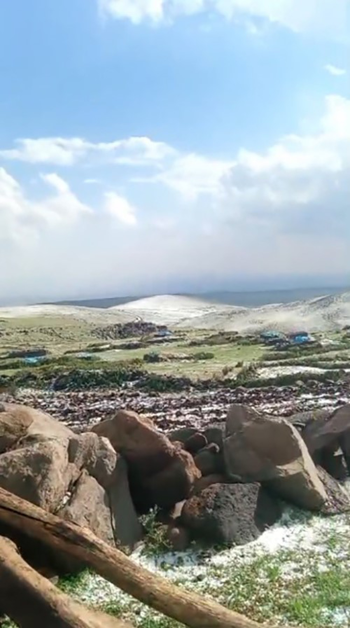 Kars'ta Dolu Yağışı Vatandaşları Şaşırttı