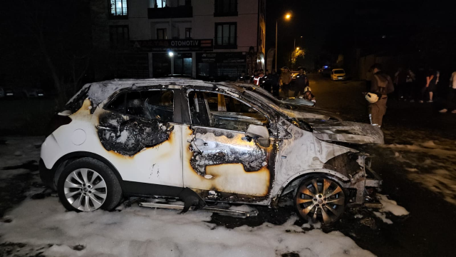 Avcılar'da oto galeride yangın: 3 araç kül oldu