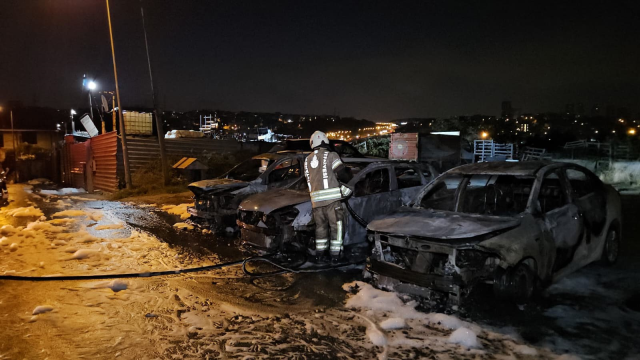 Avcılar'da oto galeride yangın: 3 araç kül oldu