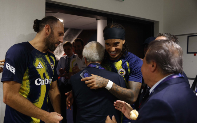 Fenerbah&ccedil;e Şampiyonlar Ligi'nde! Aziz başkan dayanamayıp soyunma odasına indi, m&uuml;jdeyi verdi