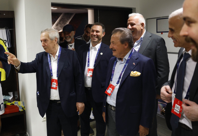 Fenerbah&ccedil;e Şampiyonlar Ligi'nde! Aziz başkan dayanamayıp soyunma odasına indi, m&uuml;jdeyi verdi