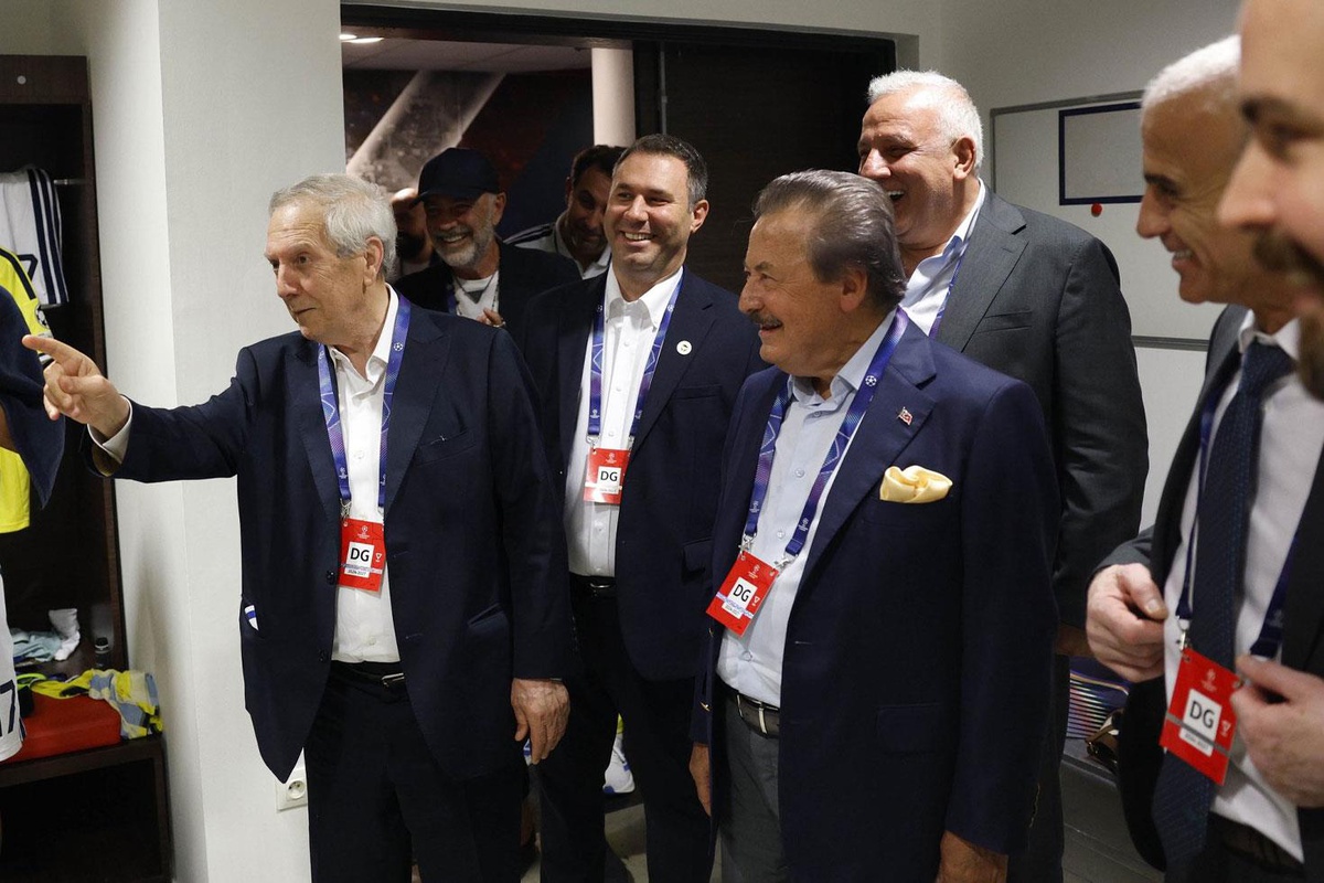 Fenerbahçe Şampiyonlar Ligi\'nde! Aziz başkan dayanamayıp soyunma odasına indi, müjdeyi verdi