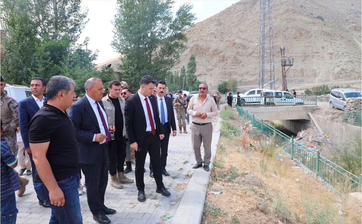 Başkale Kaymakamı Esenyamaç'ta İncelemelerde Bulundu