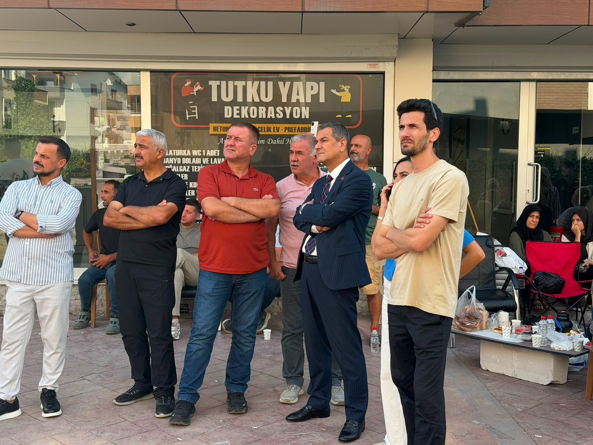 İzmit'te Yan Yatan Bina Yıkıldı
