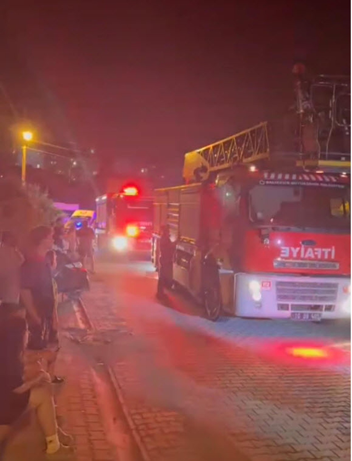 Ayvalık'ta yangın: 7 kişi kurtarıldı