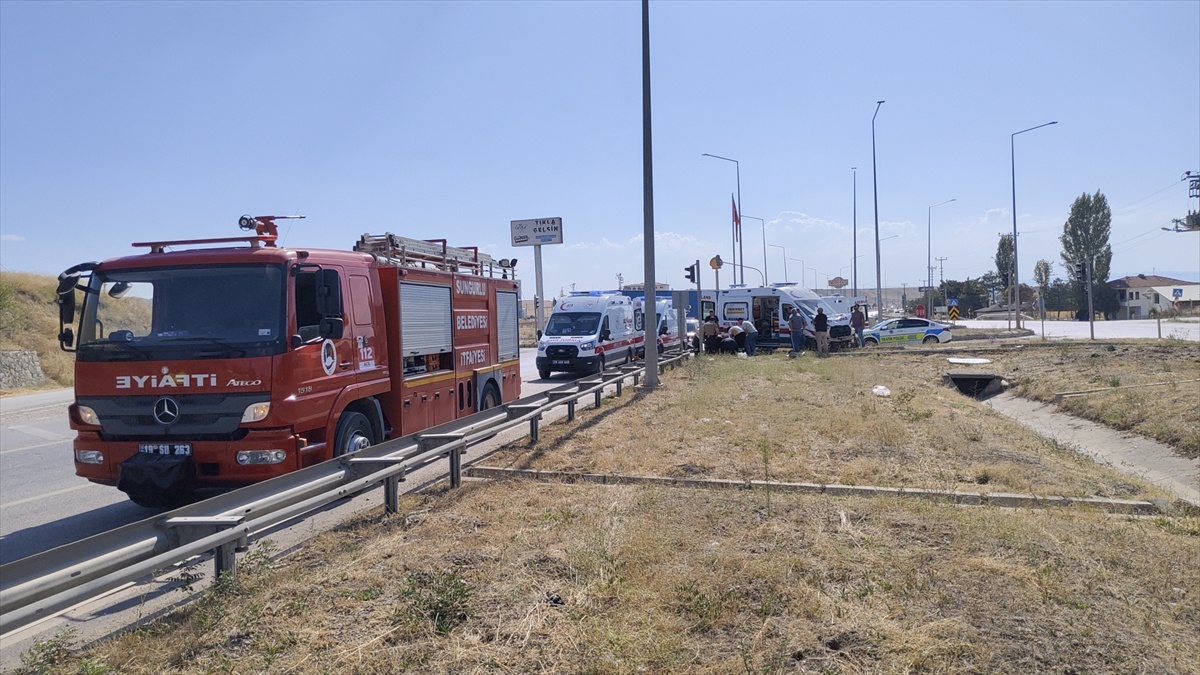 Sungurlu'da Ambulans ve Pikap Çarpıştı