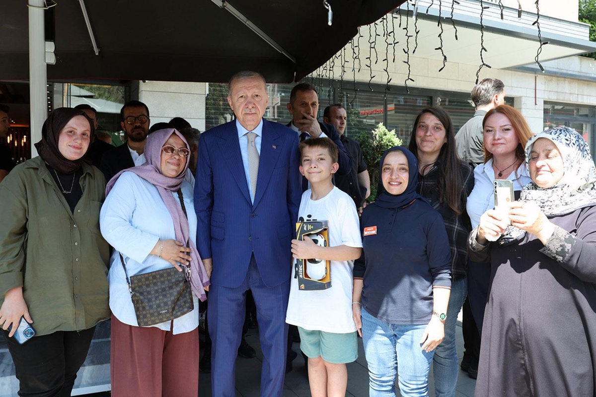 Cumhurbaşkanı Erdoğan, Üsküdar\'da esnafı ziyaret etti