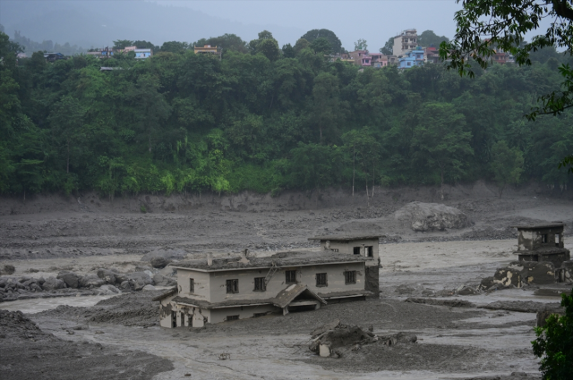 <a class='keyword-sd' href='/deprem/' title='Deprem'>Deprem</a> sanıldı, gerçek çok başka çıktı! Nepal'deki felakette bilanço ağırlaşıyor