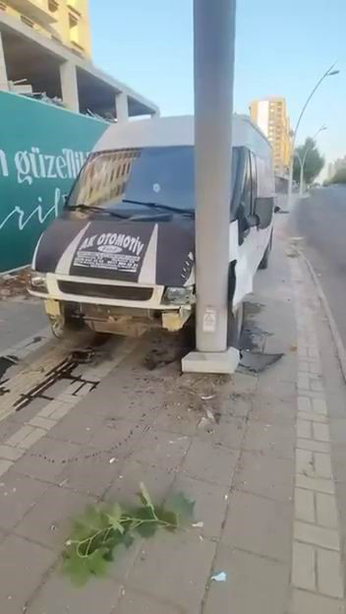 Diyarbakır'da Direğe Çarpan Araçta 1 Yaralı