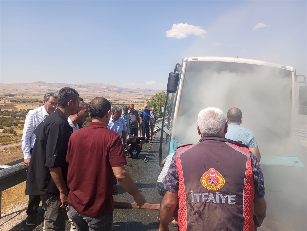 Sivrice'de Belediyeye Ait Otobüste Yangın Çıktı