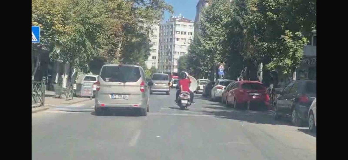Motosiklette Tehlikeli Çanak Anten Taşıma